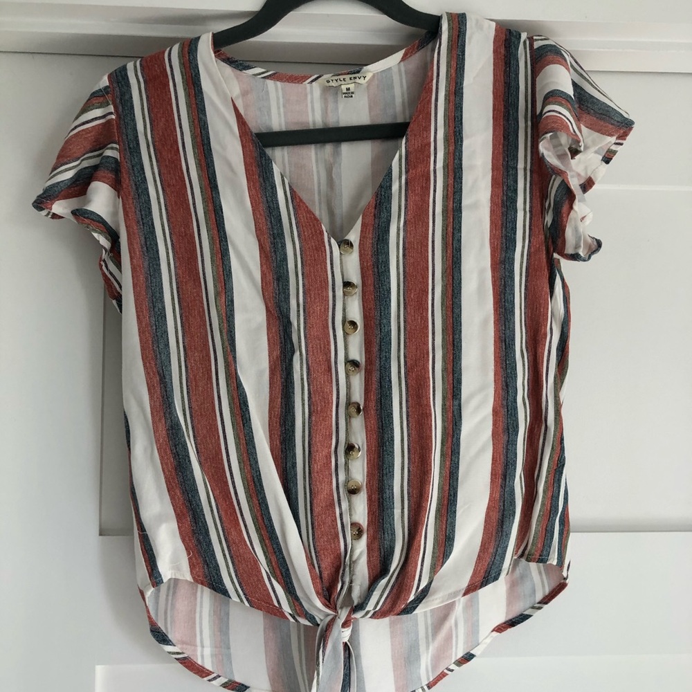 Cute top with a tie at the bottom